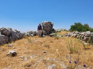 מבנה בגוש הצפוני, מבט דרומה. מה פשר האבן הניצבת