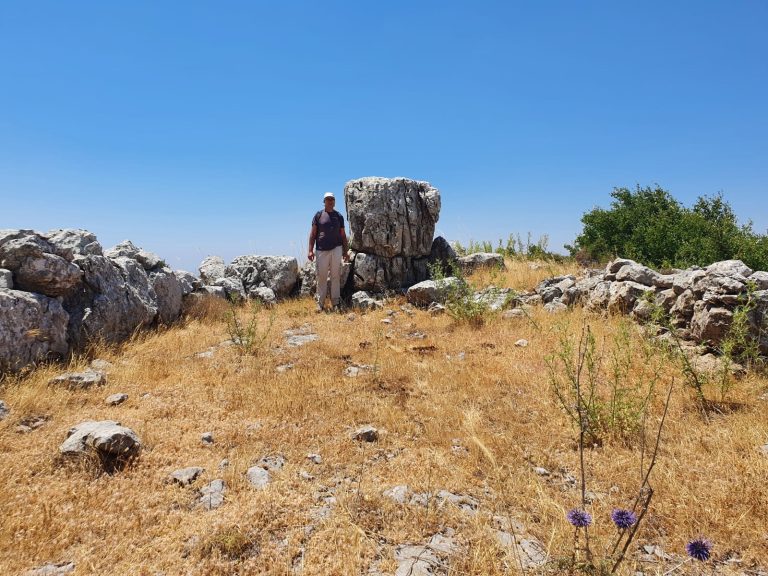 מבנה בגוש הצפוני, מבט דרומה. מה פשר האבן הניצבת