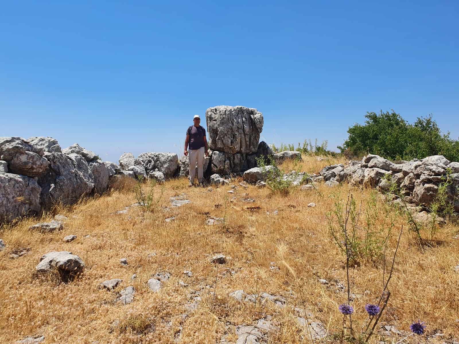 מבנה בגוש הצפוני, מבט דרומה. מה פשר האבן הניצבת